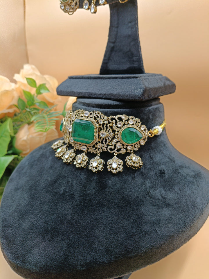Dhanya Kundan Necklace Set