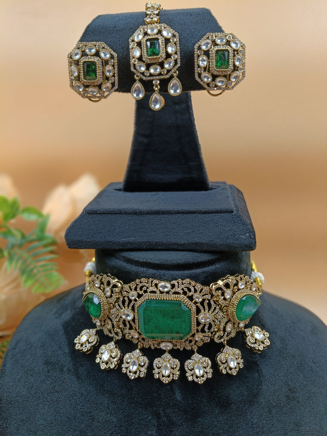 Dhanya Kundan Necklace Set