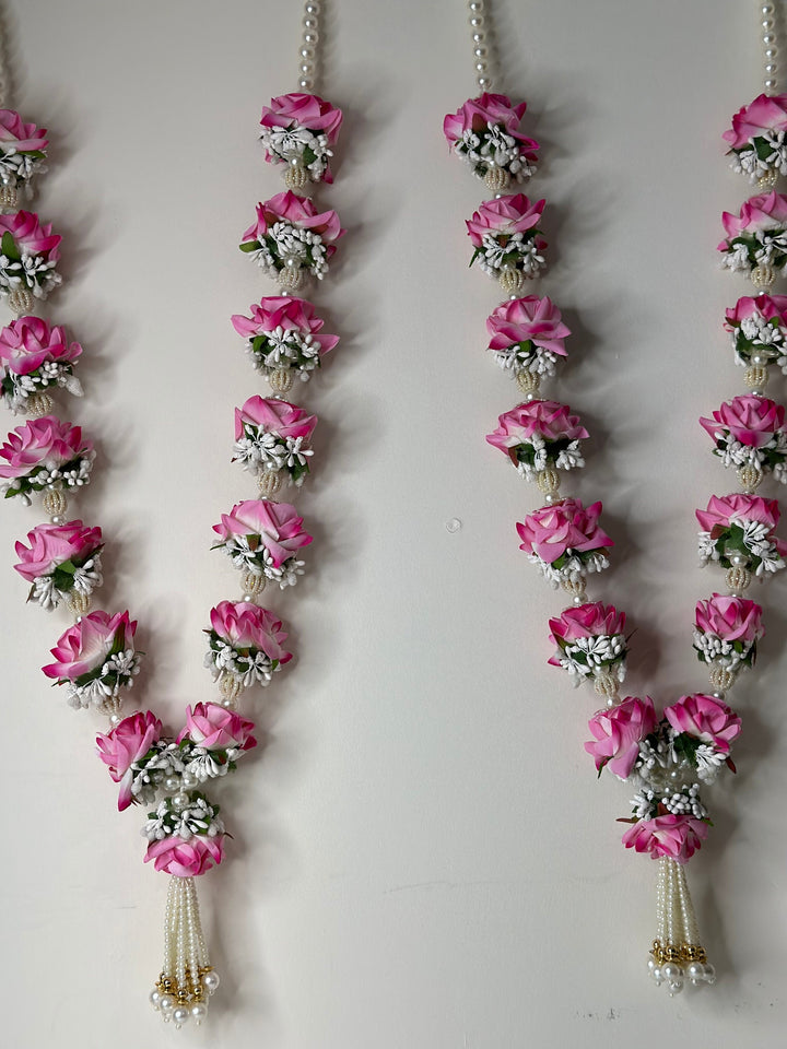 Blush Rose Elegance: A Graceful Garland of Timeless Beauty.