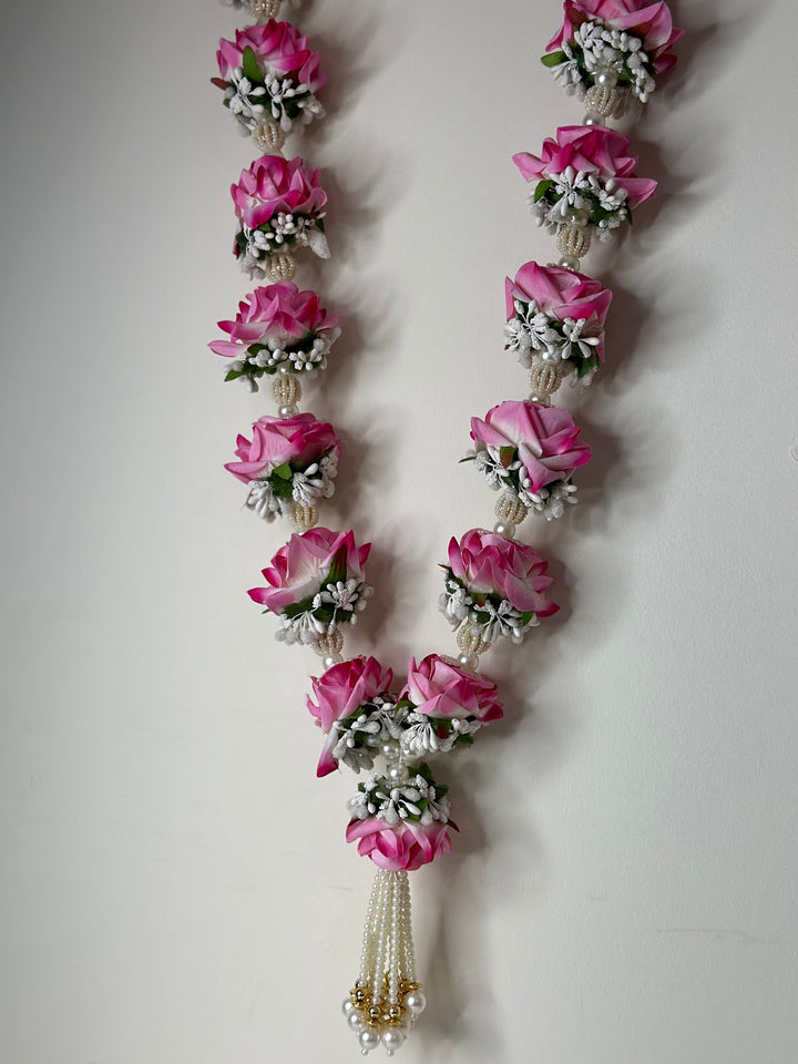 Blush Rose Elegance: A Graceful Garland of Timeless Beauty.