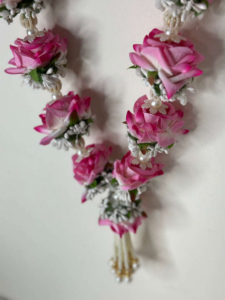 Blush Rose Elegance: A Graceful Garland of Timeless Beauty.
