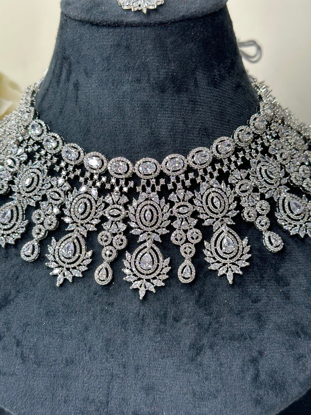 Vedika White Necklace adset024
