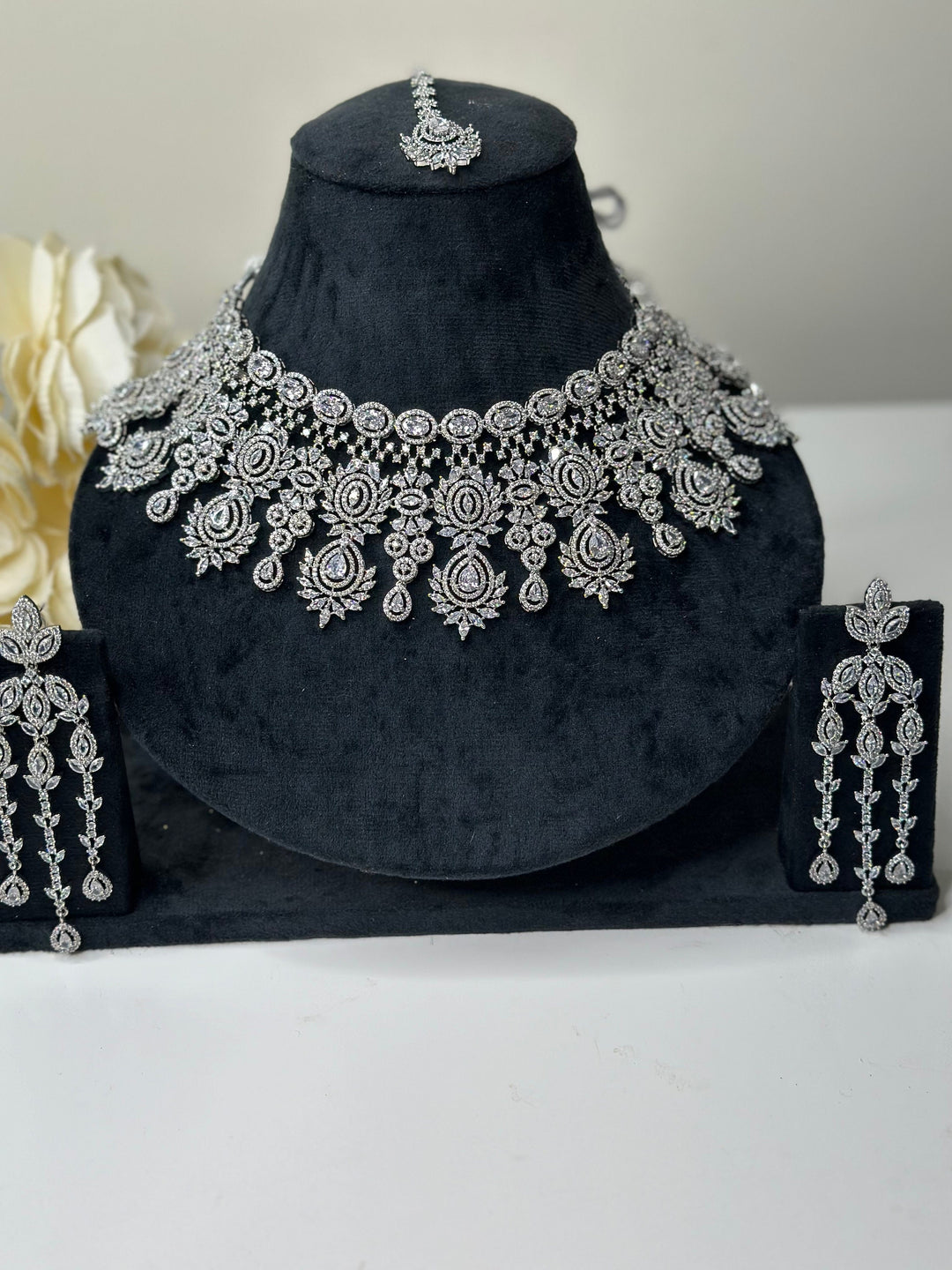 Vedika White Necklace adset024