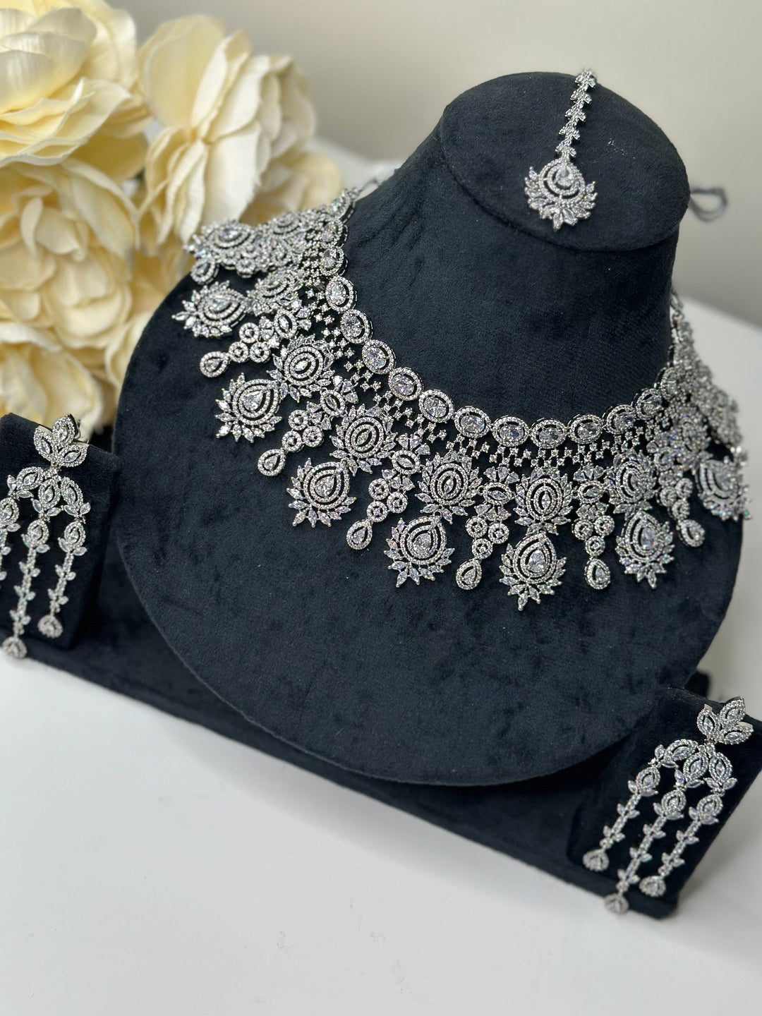 Vedika White Necklace adset024