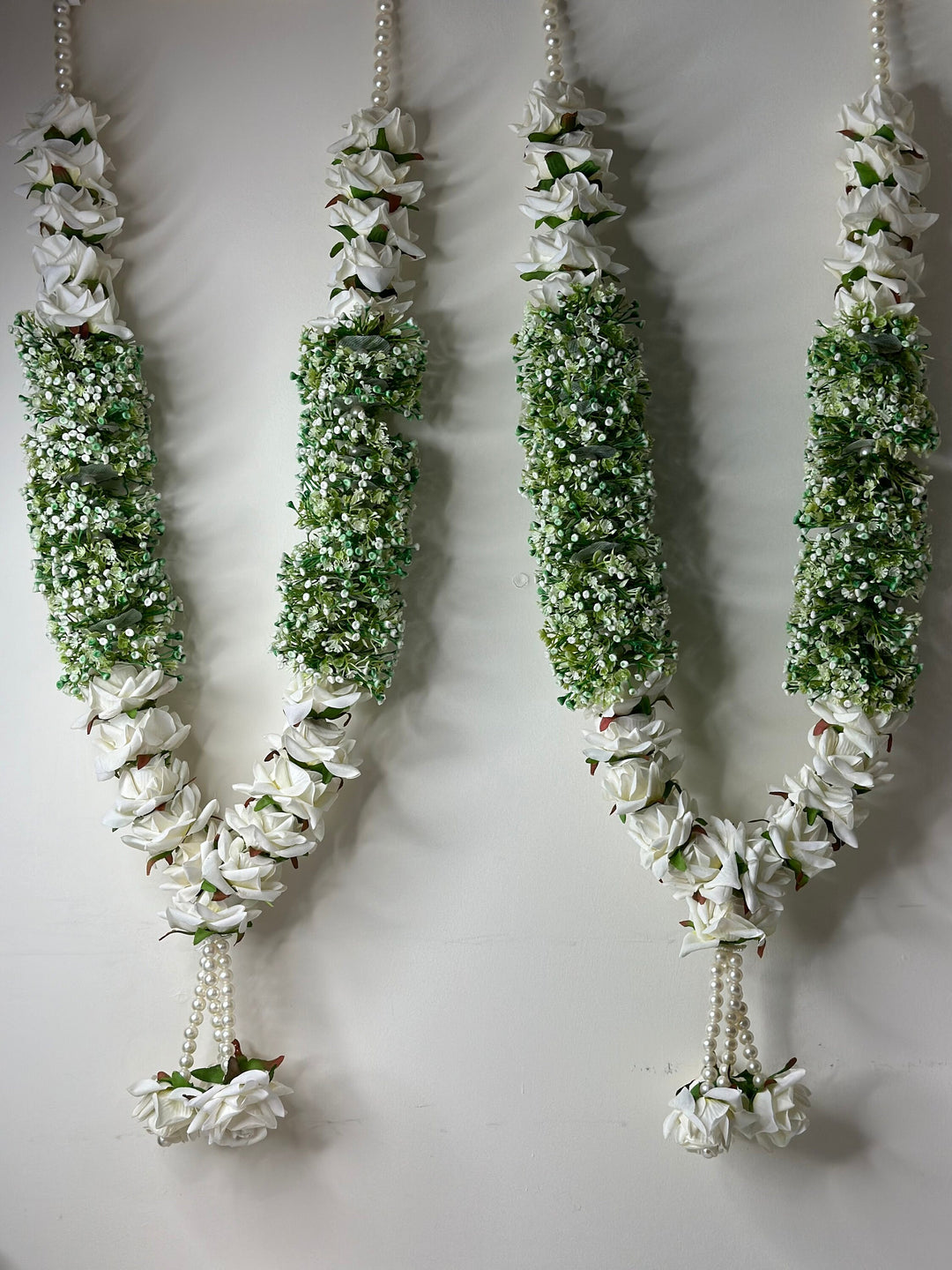 Floral Majesty: A Timeless Garland of Elegance and Purity.
