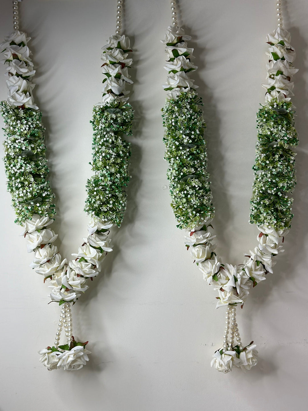Floral Majesty: A Timeless Garland of Elegance and Purity.