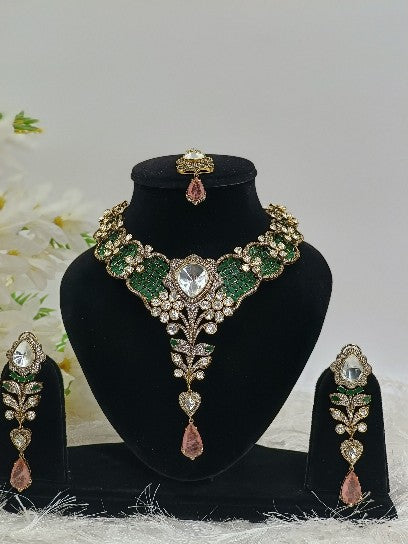 Advika Kundan Set