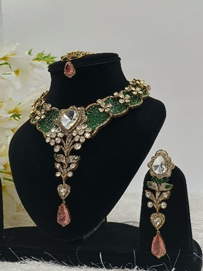 Advika Kundan Set