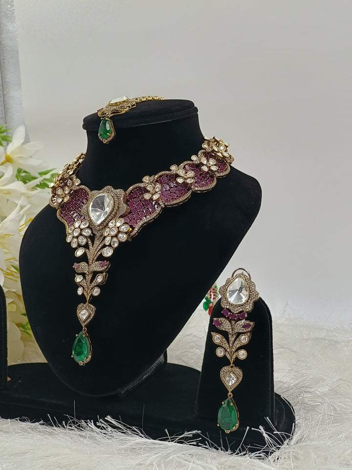 Advika Kundan Set