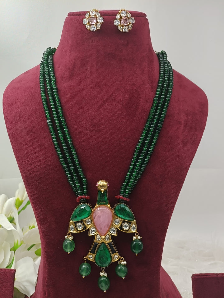 Akruti Kundan Set