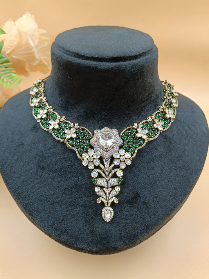 Dhruvika Kundan Set