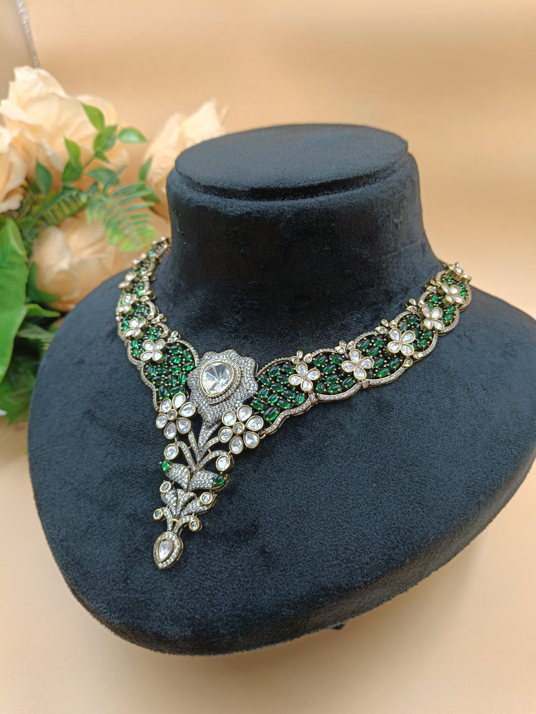 Dhruvika Kundan Set