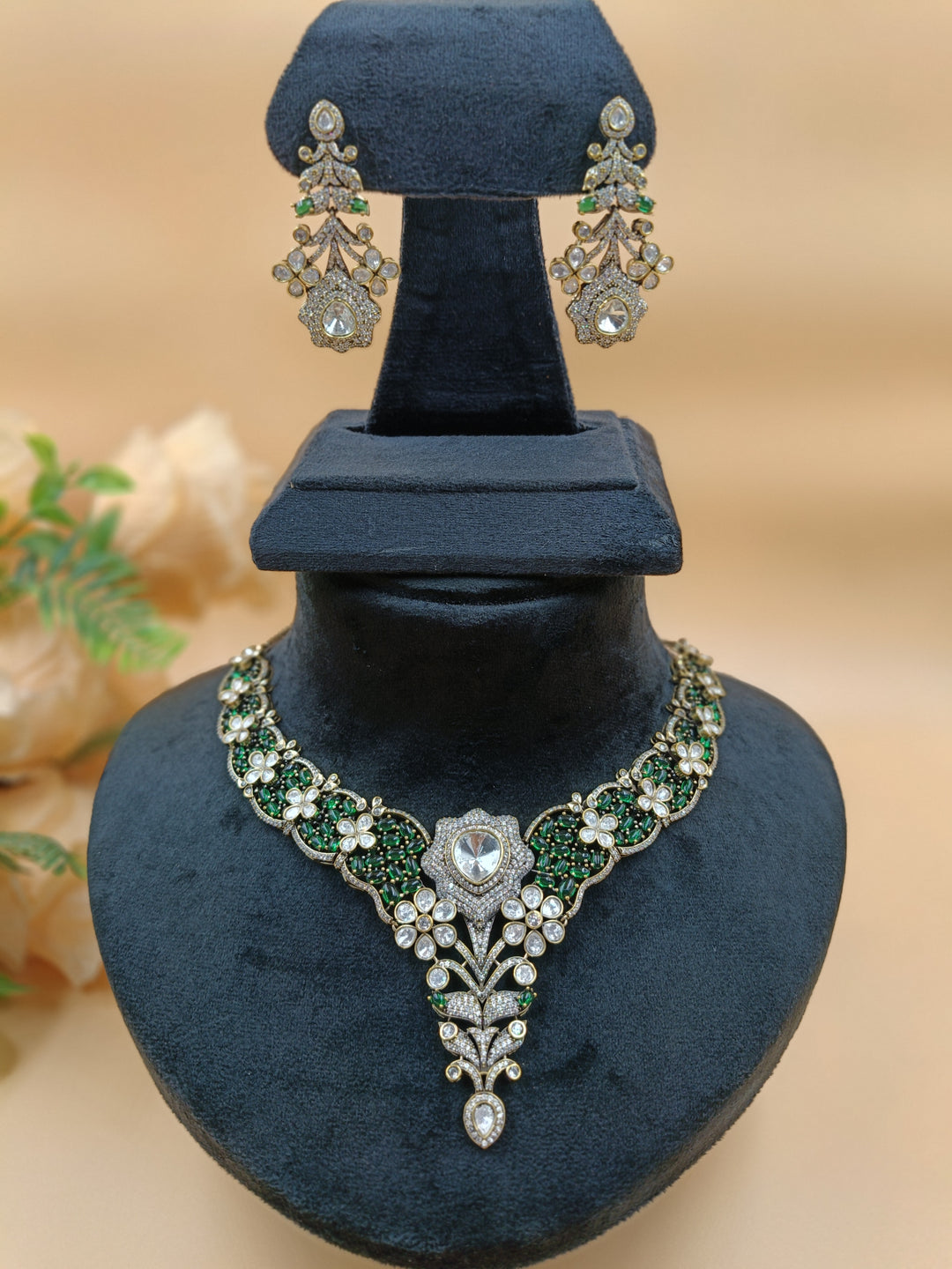 Dhruvika Kundan Set