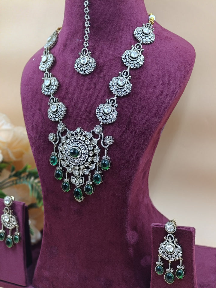 Radhya Kundan Set