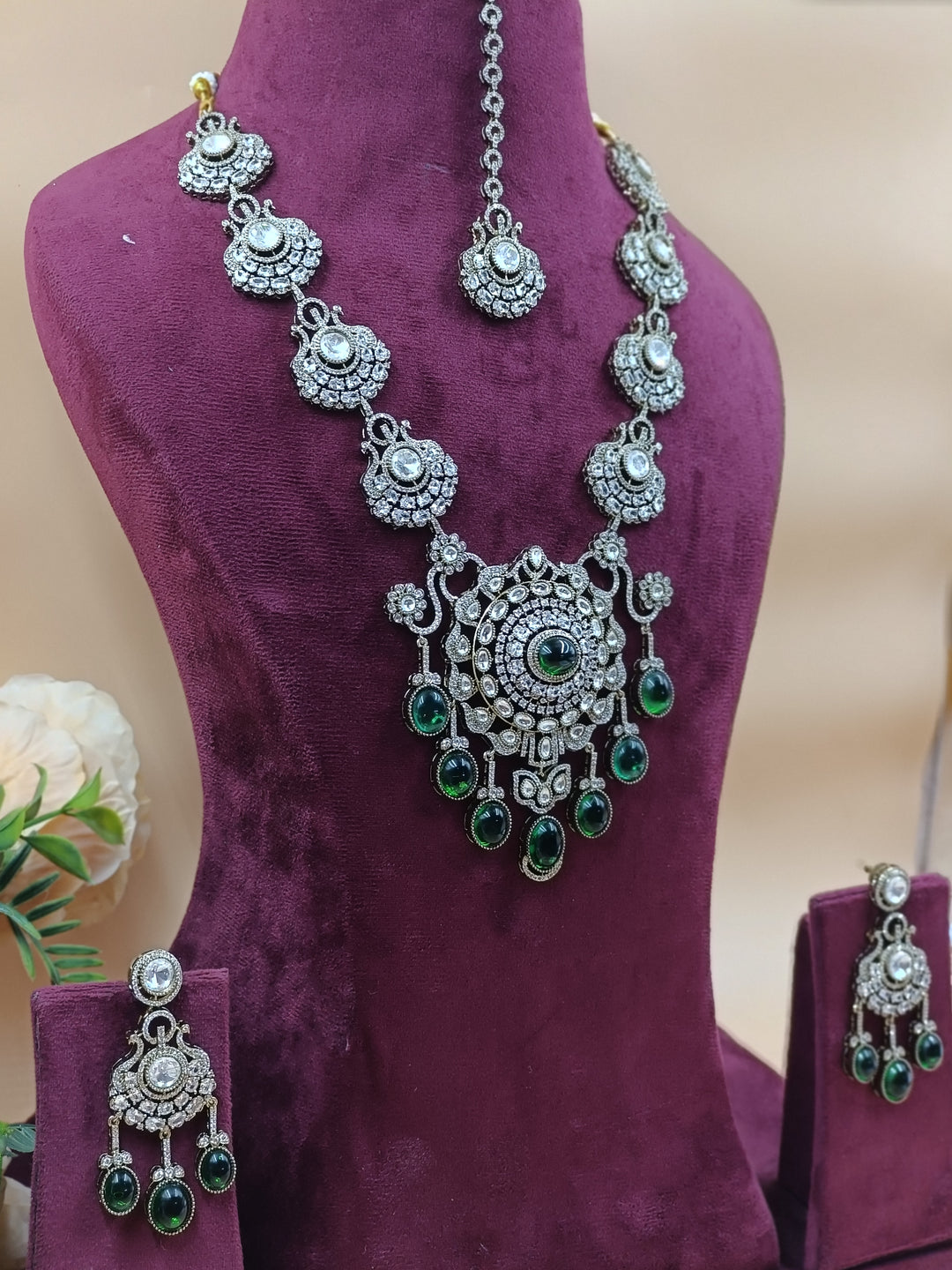 Radhya Kundan Set