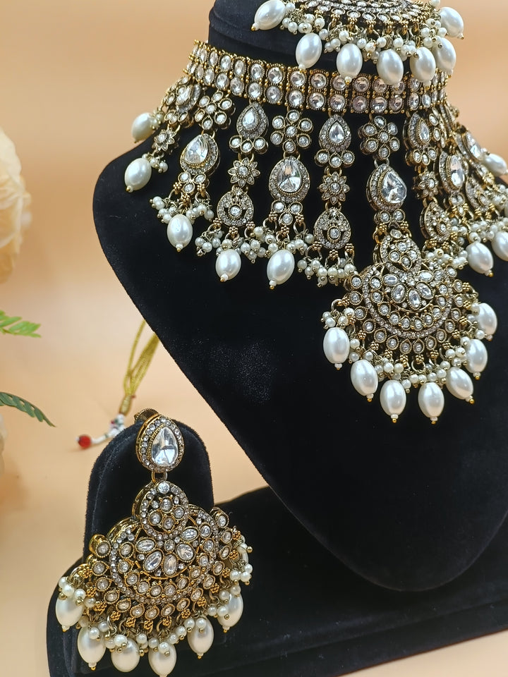 Madhuri Kundan Set