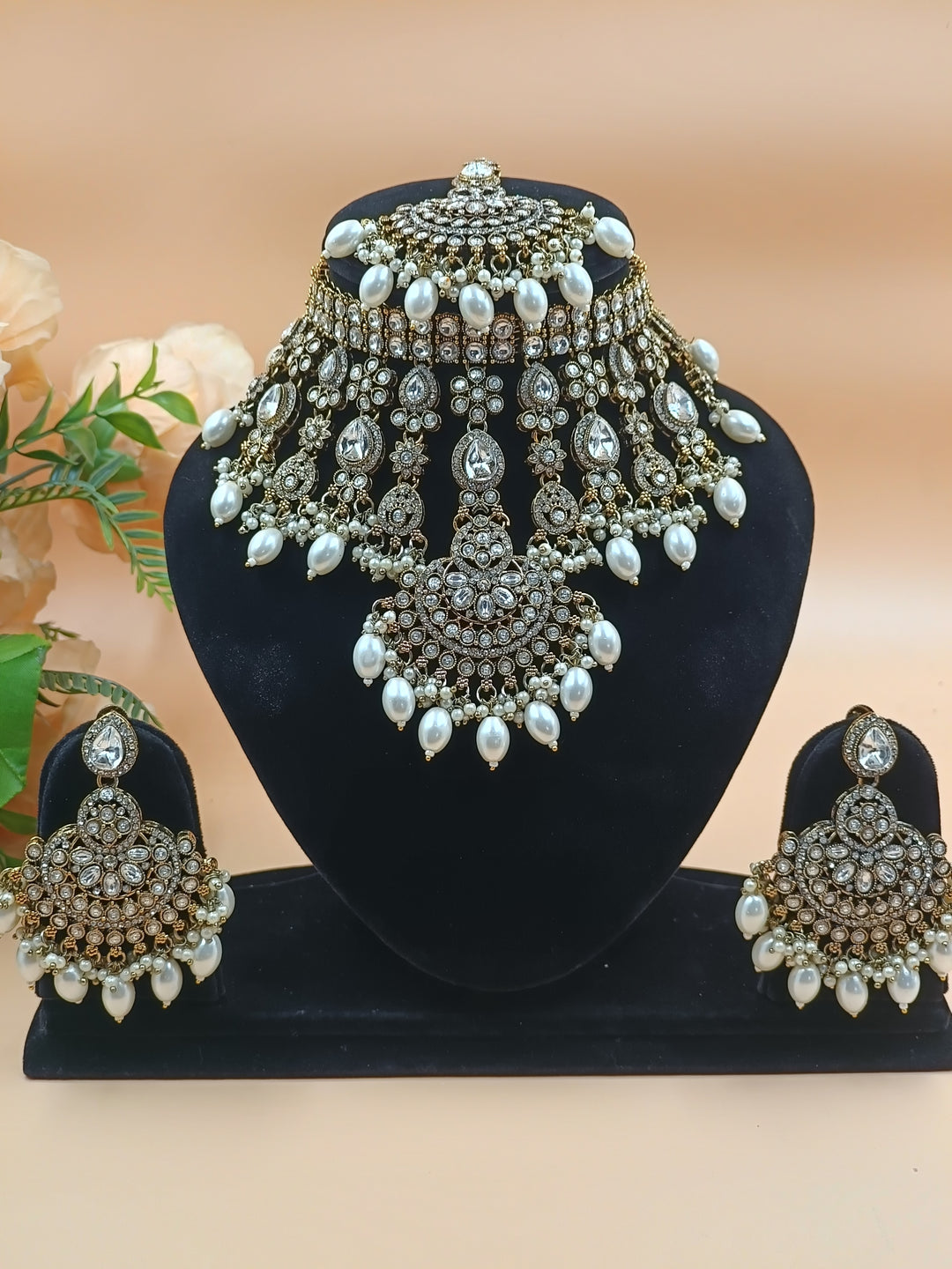 Madhuri Kundan Set