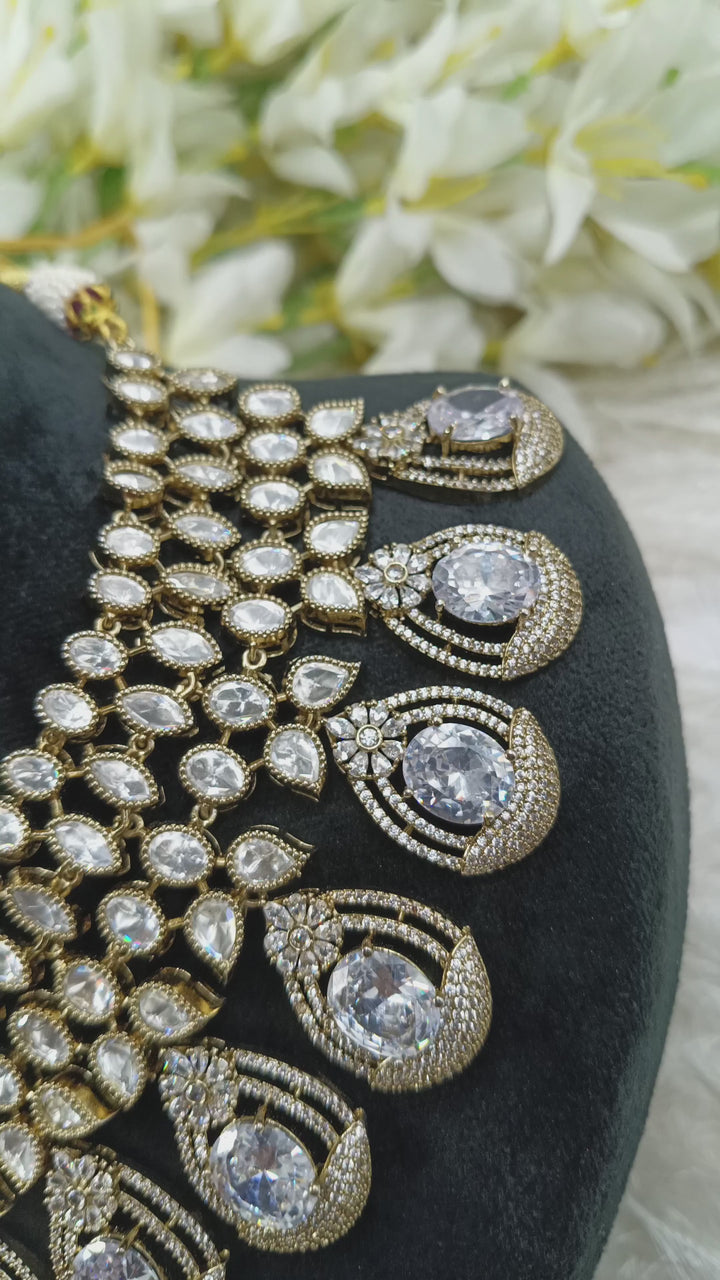 Apeksha Kundan Set
